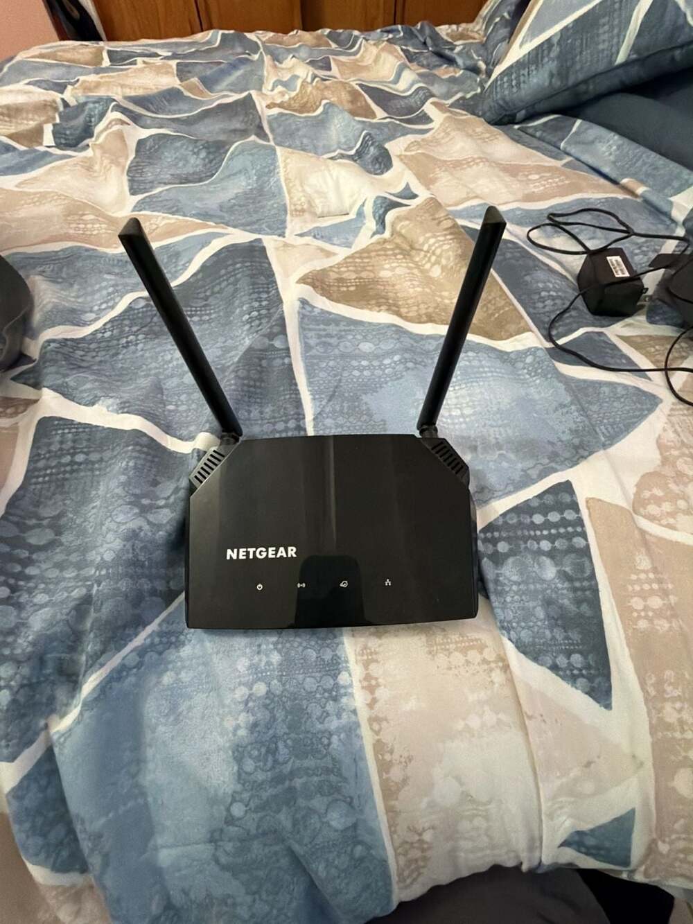 NETGEAR AC1000 WiFi Router Model R6080 with Power Adapter
